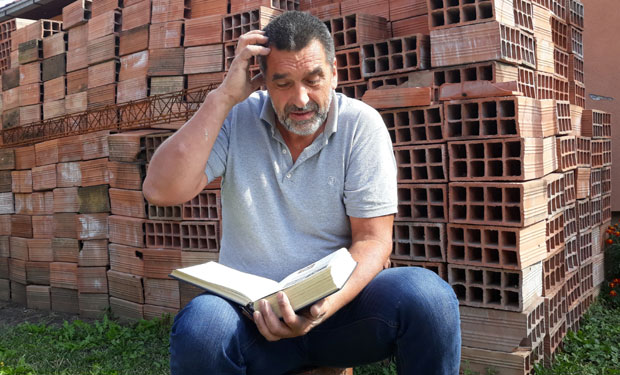 КАД ОДЛОЖИ АЛАТ, У ШАКЕ РАДО ХВАТА ЕНЦИКЛОПЕДИЈЕ: Ово је Владимир Крнач - победник Слагалице (ВИДЕО)